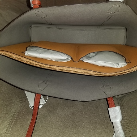 TORY BURCH PERRY TRIPLE-COMPARTMENT TOTE (NWT) - Picture 2 of 8